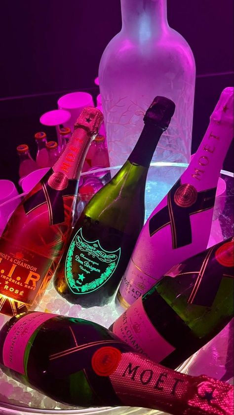 Don Perignon, Party Night Club Aesthetic, Rauch Fotografie, Night Club Aesthetic, Pretty Alcoholic Drinks, Drømme Liv, Party Night Club, Alcohol Party, Fotografi Vintage