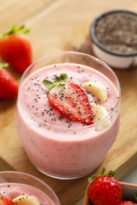 Start the day off right with this creamy strawberry chia seed smoothie! This smoothie is packed with antioxidants, fiber, and great flavor! You won't be disappointed when you add in the chia seeds for a little extra texture and fun. Blend up this creamy strawbery chia seed smoothie today! Constipation Smoothie, Chia Seed Smoothie, Smoothie Flavors, Smoothie Recipes With Yogurt, Chia Benefits, Healthy Bowl, Fit Foodie Finds, Smoothie Recipes Strawberry, Chia Seeds Benefits