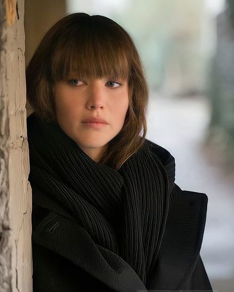 🌟 JENNIFER LAWRENCE 🌟 on Instagram: “Did you prefer Dominika with brown or blond hair ?” Jennifer Lawrence Bangs, Red Sparrow Movie, Jennifer Lawrence Red Sparrow, Jeniffer Lawrance, Jennifer Lawrence Hair, Red Sparrow, Andrew Scott, Long Hair With Bangs, Jennifer Lawrence