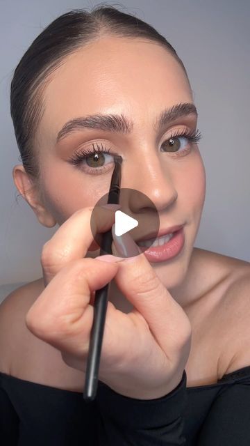 Angled Eyeliner Brush, Les Do Makeup Leslie, Bridal Winged Eyeliner, How To Smokey Eyeliner, How To Do Basic Eyeliner, Top Eyeliner How To Apply, Egyptian Eyeliner Tutorial, Felt Tip Eyeliner Tutorial, How To Put Winged Eyeliner