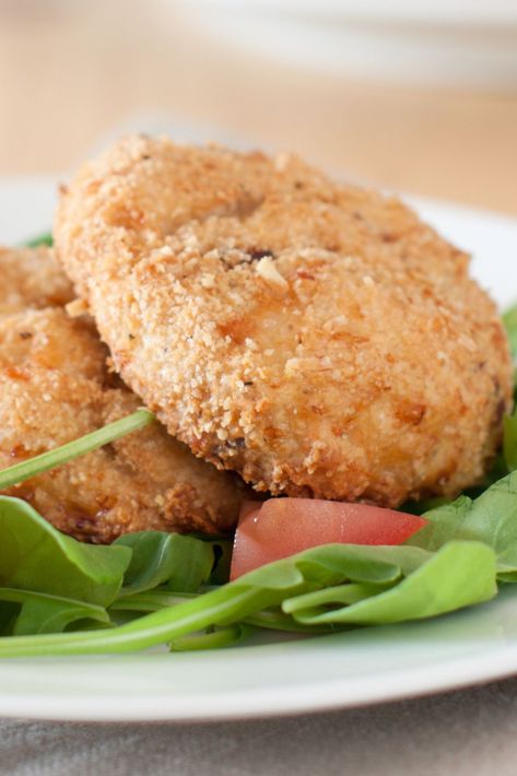 WW Friendly Salmon Cakes with Dijon Sauce! Made with fresh salmon, scallions, and panko breadcrumbs, these crispy cakes are packed with flavor and protein. Plus, they're easy to make and perfect for any night of the week. The tangy Dijon sauce adds a zesty kick and brings the whole dish together. With just a few SmartPoints per serving, these salmon cakes are a great choice. Give this recipe a try and discover a new favorite dinner option! Weight Watchers Salmon, Ww 2023, Crispy Cakes, Salmon Patty, Salmon Meatballs, Dijon Sauce, Sauce For Salmon, Meals Dinner, Family Nutrition