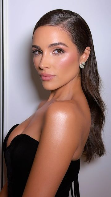 Charlotte Tilbury, MBE on Instagram: "💗 OLIVIA CULPO IN NEW! LIMITED-EDITION BEAUTYVERSE PALETTE #FASHIONAWARDS 💗  Darling @oliviaculpo, I am LIVING for this look!!!😍  With makeup magic by my talented #TilburyProTeam Artist @sofiamariamua, Olivia was STUNNING on the Fashion Awards red carpet in a @miss_sohee dress, with SCULPTED-LOOKING skin and a SULTRY eye created with my Beautyverse Palette and Super Nudes Eyeliner Duo! ✨ This is the look EVERYONE wants for their holiday parties! 🤩💞 Shop now with a MAGICAL 20% off* using the code REDCARPET! Hurry darlings, limited time only! 💄   💄 by #TilburyProTeam Artist @sofiamariamua, using @charlottetilbury  👗 by @miss_sohee, styled by @jennifermazurstyle ✂️ by @rosskwan  #GetTheLook🏆  SKINCARE: Magic Serum Crystal Elixir  Cryo-Recovery Ey Olivia Culpo Wedding Makeup, Red Carpet Natural Makeup, Red Carpet Hair And Makeup, Red Carpet Hairstyles Medium, Charlotte Tilbury Wedding Makeup, Olivia Culpo Wedding, Charlotte Tilbury Makeup Looks, Red Carpet Makeup Looks, Wedding Glam Makeup