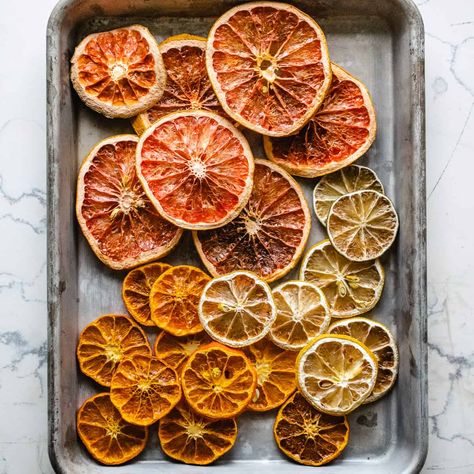 Creative Drinks, Homemade Potpourri, Dried Orange Slices, Dried Oranges, Fruit Slice, Christmas Tree Garland, Tree Garland, Beautiful Christmas Trees, Dehydrator Recipes