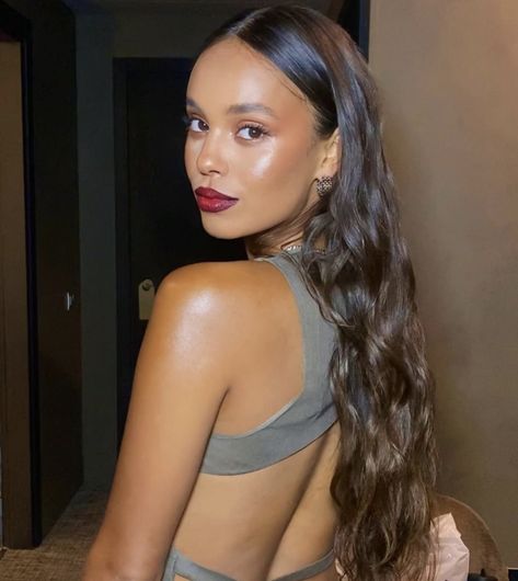 Alisha Boe, Clean Beauty Makeup, Glossy Makeup, Gold Dust, Dewy Skin, Hair Care Products, Girl Crushes, Love Fashion, Glam Makeup