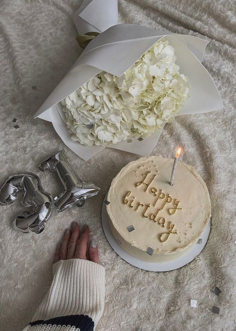 31 Bday Ideas, 31 Bday Cake, Business Celebration Photoshoot, Vogue Birthday Party, Happy Birthday 31, Happy Birthday To Me Aesthetic, 31 Birthday, Happy 31 Birthday, Birthday Details