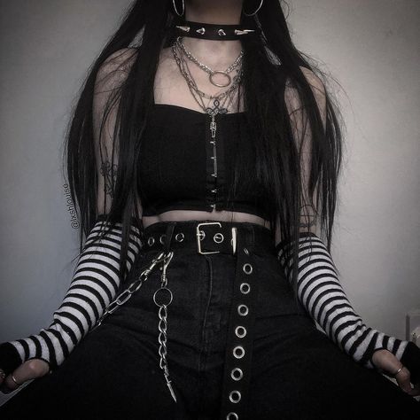 𝑳𝑿𝑺H𝑳OU𝑰𝑺E on Instagram: “🤍🖤just wanna play video games under a blanket all day yknow? yes or no to this fit? 🖤🤍 ⛓ ⛓ ⛓ ⛓ ———————————————————————— choker: @amazon o…” Grunge Goth, Alt Outfits, Dark Outfits, Grunge Style, Punk Outfits, Alt Fashion, Soft Grunge, Gothic Outfits, Alternative Outfits