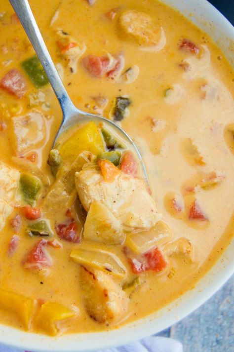 Cheesy Chicken Tortilla Soup, Fajita Soup, Creamy Cheese Sauce, Chicken Fajita Soup, Chicken Taco Soup, Delicious Clean Eating, Chili Soup, Chicken Fajita, Fajita Recipe