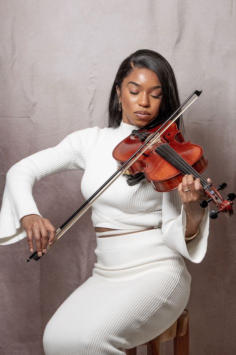 Person Holding Violin, Violin Player Reference, Person Playing Violin Reference, Viola Instrument Aesthetic, Viola Aesthetic Instrument, Playing Violin Pose Reference, Playing Violin Aesthetic, Person Playing Violin, Woman Violinist