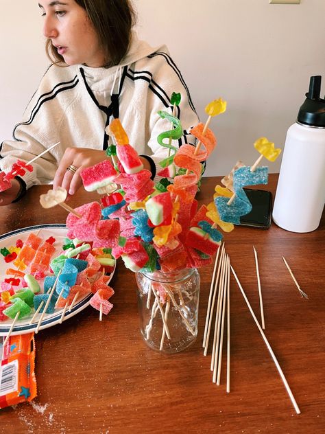 Candy Sticks Ideas, Edible Centrepiece, Diy Birthday Activities, Candy Skewers, Desserts Birthday, Easy Party Ideas, Airheads Candy, Edible Centerpieces, Candy Kabobs