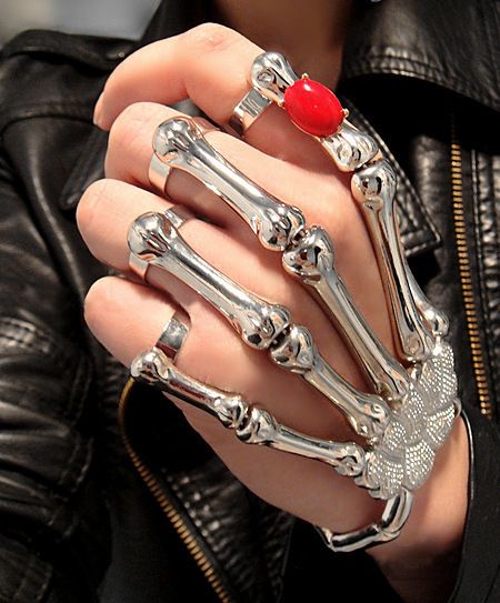 Love this... it might be a bit o.t.t for me but still Skeleton Hand Bracelet, Skeleton Finger, Skeleton Bracelet, Halloween Skeleton Hand, Entrepreneur Fashion, Style Guru, Hand Gloves, Skull Hand, Accessories Packing