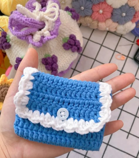 Crochet Card Holder, Wallet Crochet, Pouch Crochet, Crochet Mermaid, Diy Bag Designs, Crochet Pouch, Blue Wallet, Crochet Design Pattern, Crochet Purse Patterns