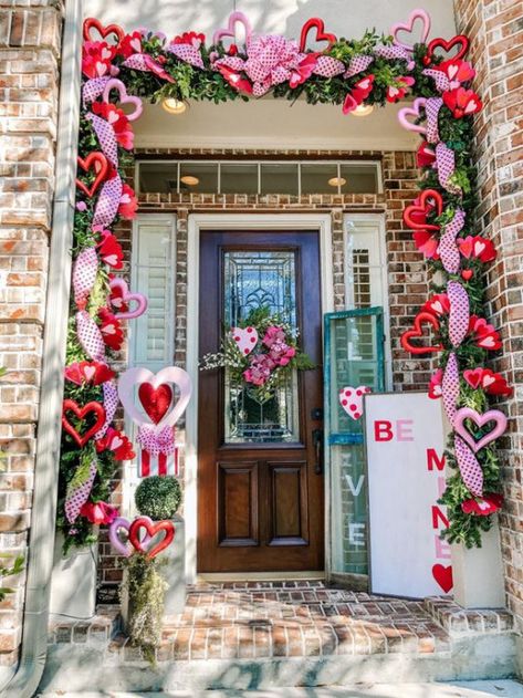 Valentines Day Porch Decorations, Outdoor Valentines Day Decorations, Valentines Porch Ideas, Outdoor Valentines Decorations, Front Door Valentine Decor, Valentines Couch Decor, Valentines Decor Outdoor, Valentines Arch Ideas, Valentine’s Day Outdoor Decorations