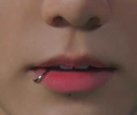 Masc Piercings, Lip Piercings Aesthetic, Jungkook Piercing, Lips Piercing, Mouth Piercings, Men's Piercings, Bts Clothing, Face Piercings, Cool Piercings