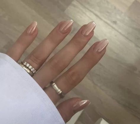 Chrome Pearl Nails, Europe Nails, Glazed Donut, Chrome Powder, Pearl Nails, Vacation Nails, Neutral Nails, Chrome Nails, Hailey Bieber