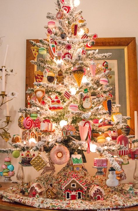 The Sweets Christmas Tree - a dessert themed Christmas tree #happynewyear #christmasideas #xmas Theme Christmas Tree Ideas, Sweets Christmas Tree, Themed Christmas Trees, Theme Christmas Tree, Candy Christmas Tree, Christmas Trees For Kids, Holiday Apartment, Sweet Trees, Christmas Float