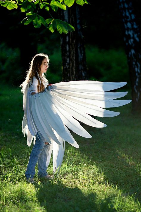 Diy Wing Cape, People With Bird Wings, Bird Therian Gear, Bird Therian Mask, Bird Wings Diy, Harpy Costume, Bird Cosplay, Arm Wings, Wearable Art Recycled