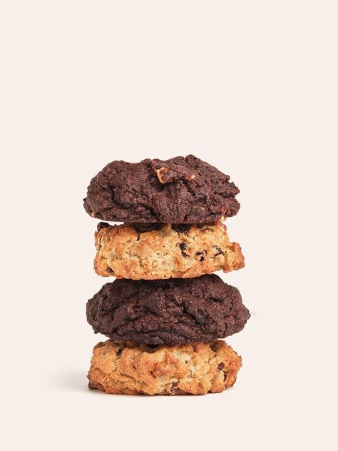 Brown Cookies, Famous Cookies, Chocolate Dough, Nyc Bakery, Chocolate Chip Walnut Cookies, Cookie Shots, Food Photography Dessert, Cookies Branding, Levain Bakery