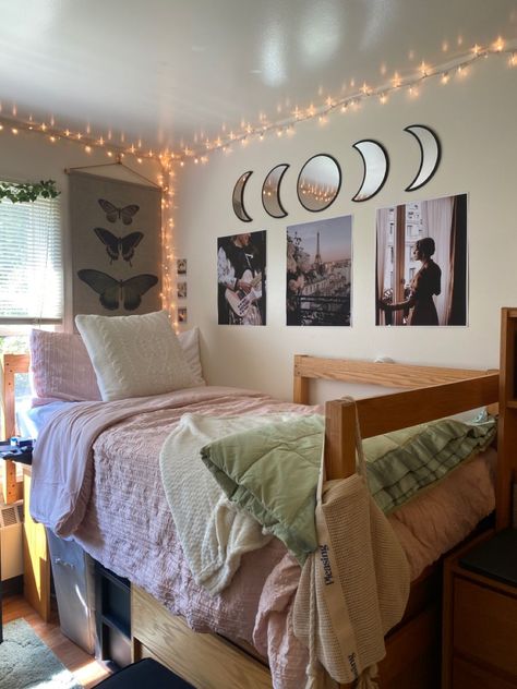 Sage Green And Blush Dorm Room, Dorm Room Ideas Taylor Swift, Pink And Purple Dorm Room, Taylor Swift Dorm Room Ideas, Green And Purple Dorm Room, Dorm Room Aesthetic Green, Dorm Room Pink And Green, Sage Green And Pink Dorm Room, Realistic Dorm Room Ideas