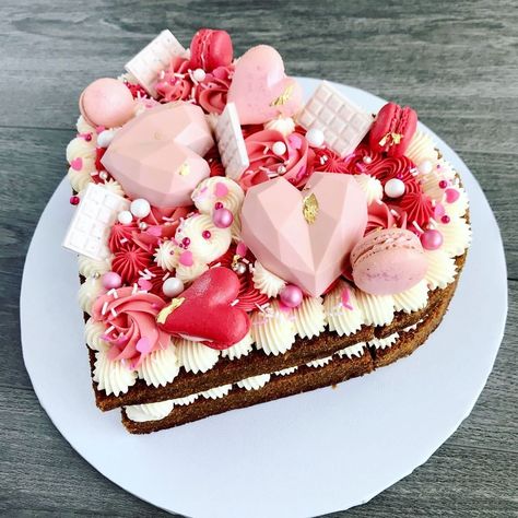 Sweet T's on Instagram: “Throwing it back to one of my favorite Valentine’s cake I made last year. Topped with all sorts of goodies like cake gems, macarons and…” Letter Cakes, Happy Anniversary Cakes, Cakes Design, Candy Birthday Cakes, Letter Cake, S Cake, Cake Decorating Piping, Throwing It Back, Different Cakes