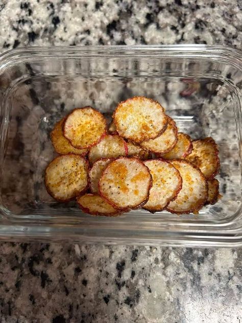 Weight Watchers (Simple & Easy) | Whoever suggested radish air fried chips… I love you | Facebook Radish Chips, Healthy Snack Alternatives, Lo Carb Recipes, Fried Chips, Vegan Recipes Beginner, Plant Based Snacks, Air Fryer Oven Recipes, A Potato, Air Frying