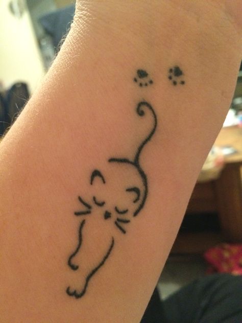 I got the cat tattoo Cat Henna Tattoo, Tato Henna Simple, Cat Henna, Elephant Henna Designs, Animal Henna Designs, Henna Designs For Kids, Small Henna Designs, Jagua Tattoo, Small Henna