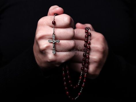 Holding Cross Reference, Praying Rosary Aesthetic, Hands Holding Rosary Tattoo, Hand Holding Rosary, Praying Hands Photography, Rosary Photography, Praying Hands With Rosary Drawing, Rosary Drawing, Praying Hands With Rosary