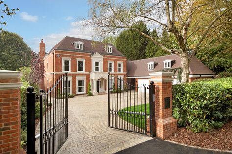 Edwardian House Exterior, Big Modern Houses, Octagon House, Luxury Homes Exterior, Edwardian House, American Houses, Gate House, Interiors Dream, Georgian Homes