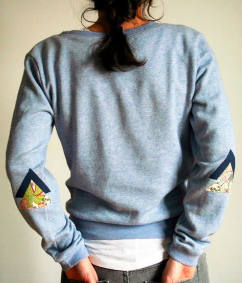 Elbow patches have the ability to update a jumper, giving it a stylish look. While they are often there to cover up holes or reinforce shirt sleeves, most Sweatshirt Upcycle, Old Sweatshirt, Sweatshirt Refashion, Altered Clothing, Upcycle Sweatshirt, Elbow Patch, Old Shirts, Cooler Look, Diy Couture