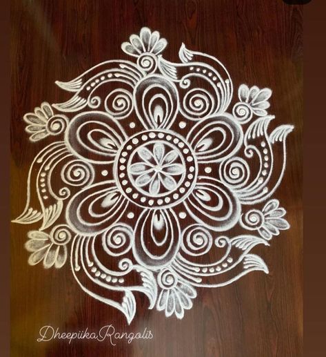 Mugulu Designs Latest With Colours, Rangoli With Chalk, Sanskar Rangoli, Short Rangoli, Chalk Rangoli, White Rangoli, Chalk Markers Art, Easy Rangoli Designs Videos, Very Easy Rangoli Designs