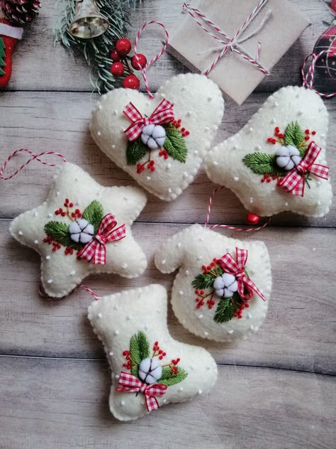 Felt Embroidered Heart Ornaments, Christmas Felt Patterns, Jul Diy, Diy Felt Christmas Ornaments, Hantverk Diy, Felt Ornaments Patterns, Felt Crafts Christmas, Christmas Felt, Felt Christmas Decorations