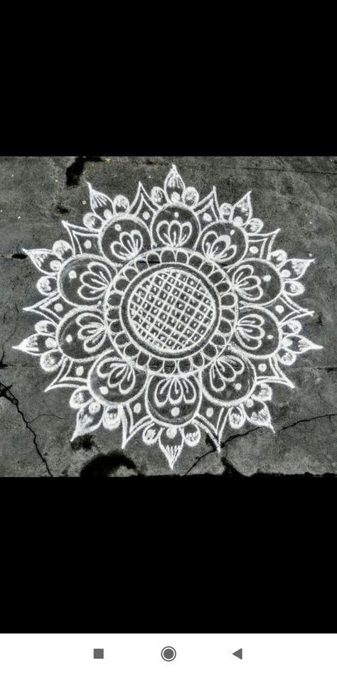 Jhoti Chita Odisha, Jhoti Chita Design, Round Rangoli Design, White Rangoli Design, Jhoti Design, Easy Rangoli Designs Videos, Very Easy Rangoli Designs, Rangoli Designs Photos, Alpona Design