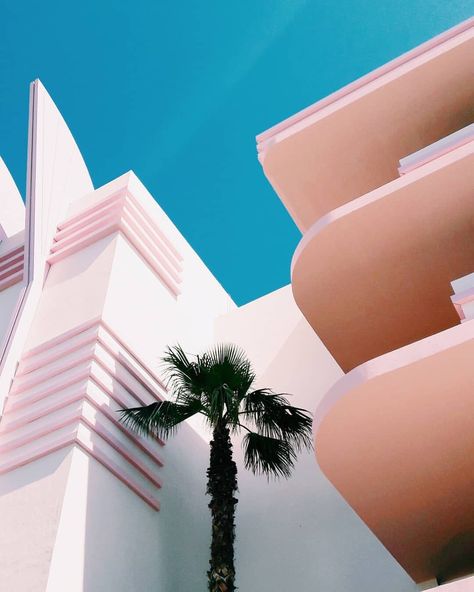 The Paradiso Ibiza — #design #architecture #ibiza #eivissa Miami Building, Vapor Art, Vaporwave Fashion, Miami Aesthetic, Beach Art Deco, Googie Architecture, Art Deco Aesthetic, Miami Art Deco, Vaporwave Art