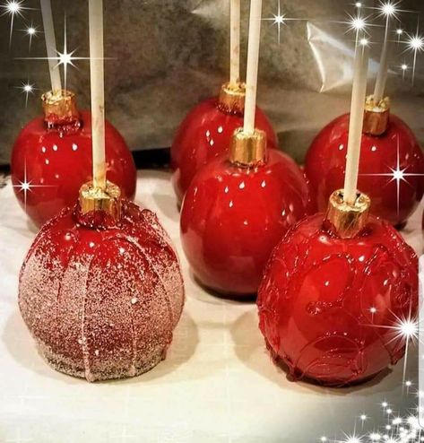 Candy Apple Display Ideas, Christmas Carmel Apple, Candy Apple Christmas, Christmas Carmel Apples, Candy Apple Packaging Ideas, Christmas Candy Apples Ideas, Candy Apple Ideas, Christmas Caramel Apples, Christmas Candy Apples