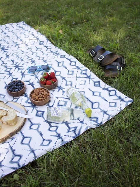 Cute date idea alert! Make a waterproof picnic blanket so you and your lover can enjoy lunch in the park, without worrying about the elements. Picnic Blanket Diy, Patchwork Upholstery, Waterproof Picnic Blanket, Waterproof Blanket, Picnic Quilt, Cute Date Ideas, Beach Diy, Blanket Diy, Picnic Mat