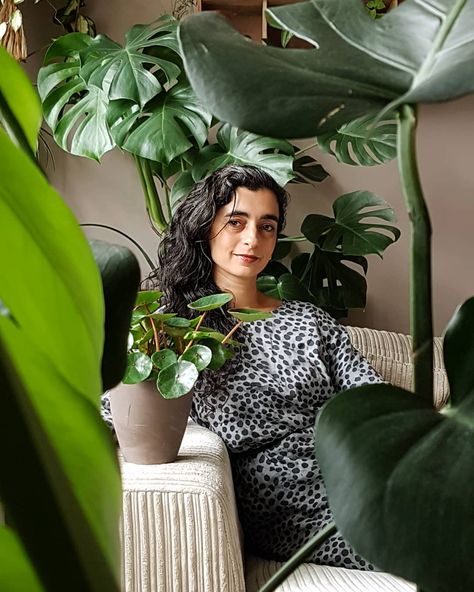 Angela Rapisarda on Instagram: “Plant portrait, me in my natural habitat 😋 my family says I look arrogant but its not meant that way 🙈 Its my birthday and almost reaching…” Plant Photoshoot Ideas At Home, Indoor Plant Photoshoot, Plant Lady Photoshoot, Plant Room Photoshoot, Plant Portrait, Nature Photoshoot, Women Leaders, Headshots Professional, Tattoo Photos