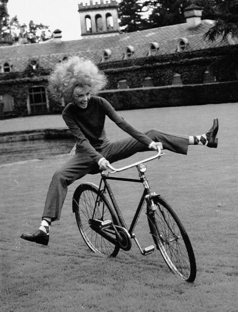 Bici Retro, Funny Vintage Photos, Velo Vintage, Riding Bike, Best Online Stores, I Want To Ride My Bicycle, Action Poses, Black N White, White Photo