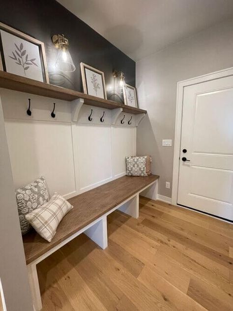 23 DIY Mudroom Ideas (That Are Perfect For Smaller Spaces) Diy Mudroom Ideas, Small Mudroom Ideas, Vstupná Hala, Mudroom Remodel, Koti Diy, Mudroom Makeover, Diy Mudroom, Mudroom Ideas, Mudroom Entryway