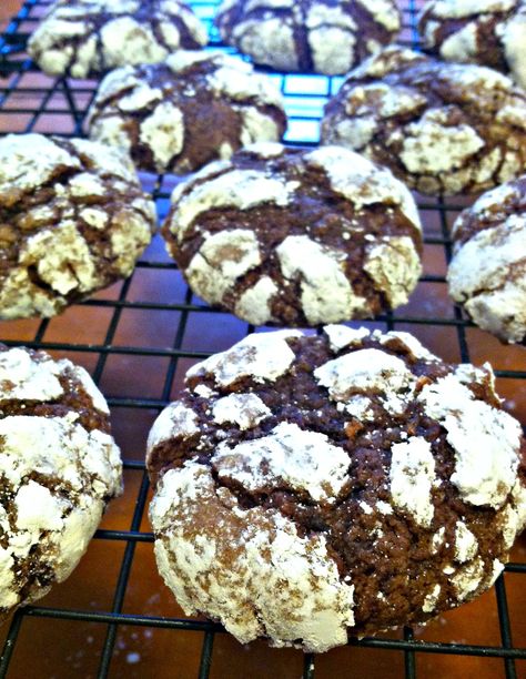 Kahlua Espresso Crinkles Bisquick Cookies, Brownie Crinkle Cookies, Brownie Mix Cookies, Easy Brownie, Chocolate Brownie Cookies, Bisquick Recipes, Crinkle Cookies, Brownie Mix, Brownie Cookies