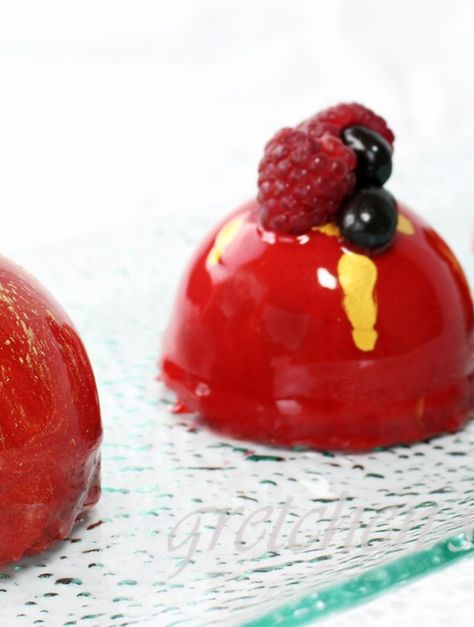 Vegan Mirror Glaze, Mirror Glaze Recipe, Glaze Cake, Cake Bar, Gelatin Recipes, Vegan White Chocolate, Mirror Glaze Cake, Mirror Cake, Strawberry Glaze