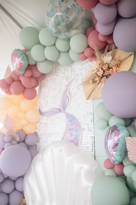 Mermaid Birthday Party Color Palette, Modern Mermaid Party, Boho Mermaid Birthday Party, Boho Mermaid Bedroom, Little Mermaid Centerpieces, Mermaid Bedroom Ideas, Clam Pearl, Shell Plate, Boho Mermaid