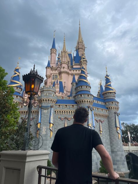 its a. disney Fl Aesthetic, Disney Picture Ideas Instagram, Florida Pics, Disney Park Outfit, Selfies Ideas, Disney Poses, Disney Picture Ideas, Disneyland Photos, Disney Photo Ideas