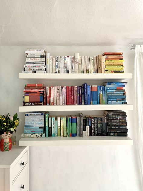 Small Area Book Shelves, Bookshelf In The Wall, Floating Wall Bookshelves, Floating Bookshelves Bedroom Ideas, Wall Bookshelves Aesthetic, Small Wall Bookshelf Ideas, Floating Bookshelf Ideas, Small Book Shelf Aesthetic, Small Bookshelf Wall