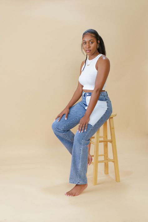 White Top Jeans Photoshoot, Denim Jeans Photoshoot Ideas, Blue Jeans White Shirt Photoshoot, White Shirt And Jeans Photoshoot, White Shirt And Jeans Outfit Photoshoot, Denim Outfit Photoshoot, Jeans Photoshoot Ideas, Jeans Photoshoot, White Top Jeans