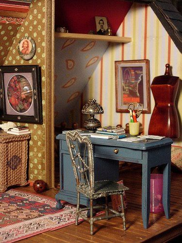 Shannon's mini blog: Bohemian dollhouse of exceptional quality Bohemian Dollhouse, Dollhouse Attic, Cozy Office Space, Cozy Office, Tiny Furniture, Polka Dot Walls, Dolls House Interiors, Miniature Rooms, Dollhouse Decor