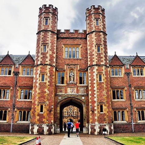 St John's College, Cambridge, England 🇬🇧 This impressive view features the iconic entrance of St John’s College, one of the historic colleges of the University of Cambridge in England. The red brick and stone gatehouse, adorned with crenellated towers and a statue of St John the Evangelist, showcases the college’s stunning Tudor architecture. The archway leads to the inner courtyards of the college, offering a glimpse into the rich academic heritage and tradition of one of the world’s most pr... Tudor Architecture, St Johns College, St John The Evangelist, John The Evangelist, Cambridge England, University Of Cambridge, Brick And Stone, Red Bricks, St John