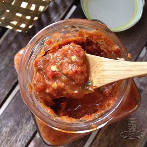 Sambal Sauce Recipe, Thai Condiments, Pickled Salad, Sambal Belacan, Sambal Recipe, Malaysian Recipes, Asian Dipping Sauce, Hot Sauce Recipe, Asian Sauces