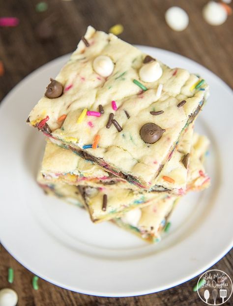 Cake Batter Blondies - these easy to make cake batter cookie bars have the great taste of cake batter, filled with lots of sprinkles, milk chocolate and white chocolate chips. They're quick to make and absolutely delicious! Cake Batter Blondies, White Cake Mix Cookies, Cake Batter Cookies, Like Mother Like Daughter, Melting Chocolate Chips, White Cake Mixes, Cookie Bar Recipes, Cake Mix Recipes, Dessert Bread