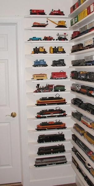 Toy Train Display Ideas, Train Display Shelves, Train Display Ideas, Boys Train Room, Train Storage, Train Craft, Green Wall Garden, Model Train Display, Toy Trains Storage