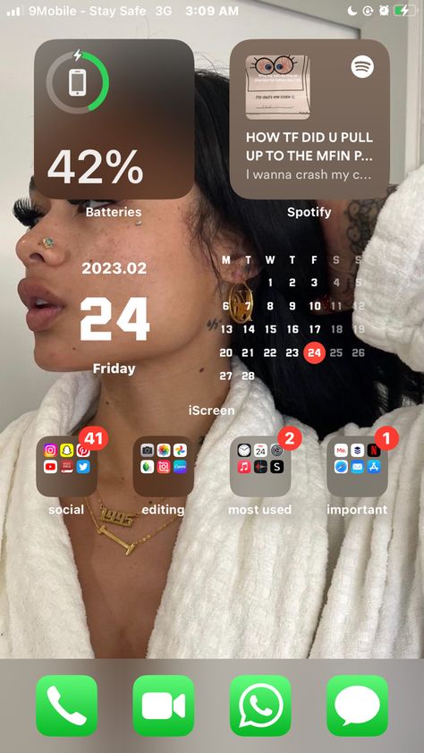 Home Screen Ideas Iphone Aesthetic, Iphone Layout Homescreen Ideas Simple, Baddie Homescreen, Phone Organization Home Screen, Iphone Home Page, Iphone Organization Homescreen, Clean Iphone, Iphone Setup, Whats On My Iphone