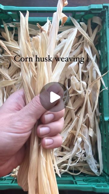 Weaving Corn Husk, Corn Husk Broom, Cattail Basket Weaving Diy, Corn Husk Pumpkins, Corn Husk Weaving Baskets, Corn Husk Uses, Corn Husk Crafts Diy, Corn Husk Crafts Baskets, Diy Corn Husk Bat